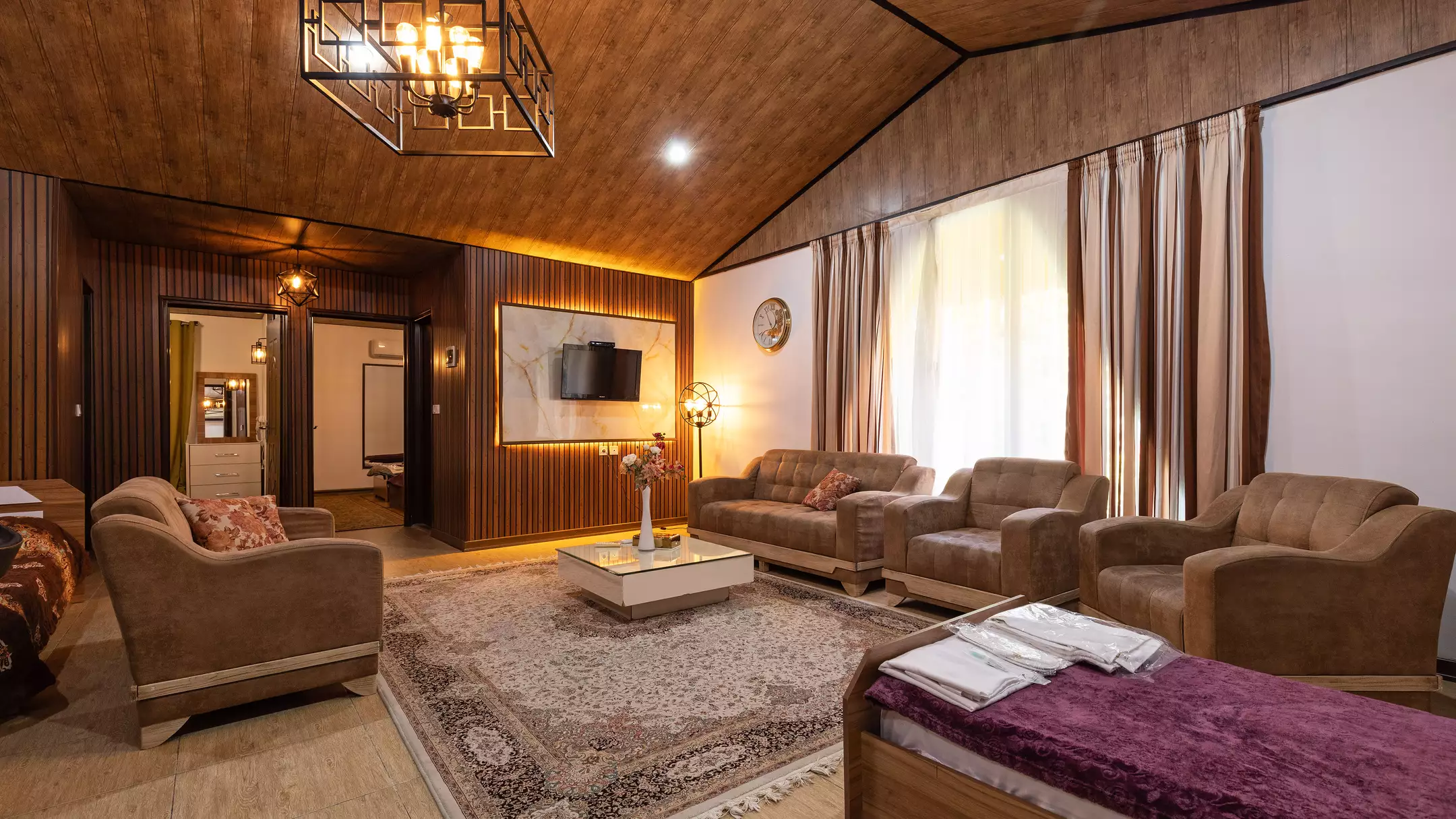 نشیمن بهشت تالاب با مبلمان و میز وسط