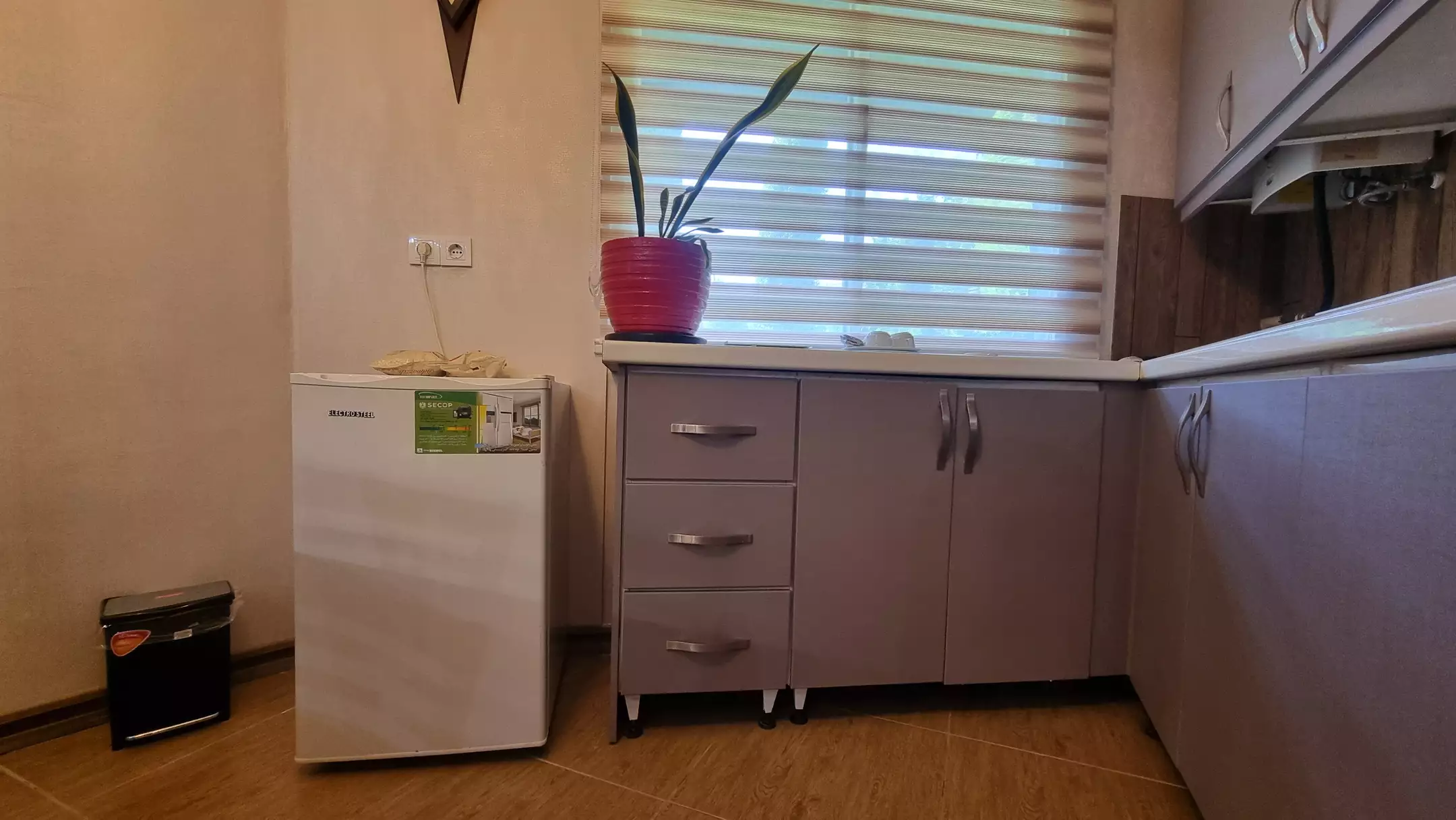 آشپزخانه با کابینت و یخچال کوچک هتل بهشت تالاب