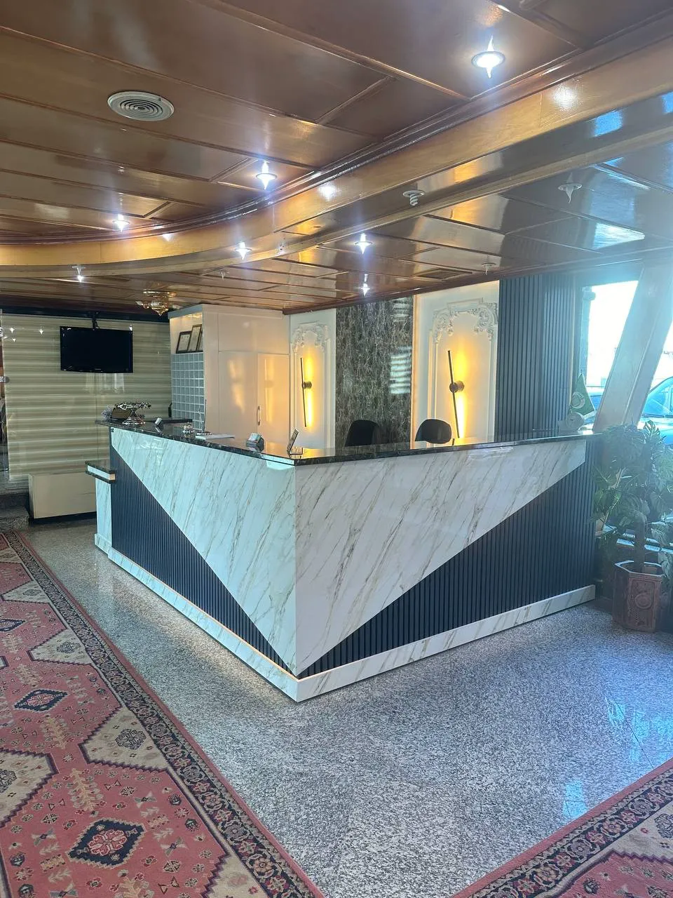 پیشخوان پذیرش هتل سپید
