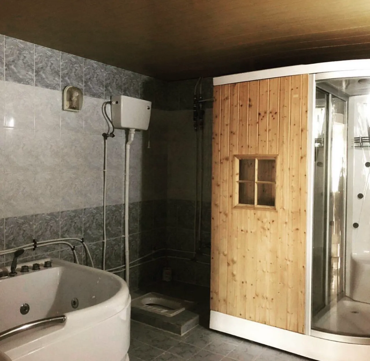 جکوزی و کابین دوش هتل سپید