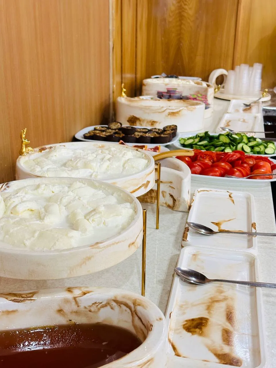 بوفه صبحانه هتل سپید با ماست و سبزیجات