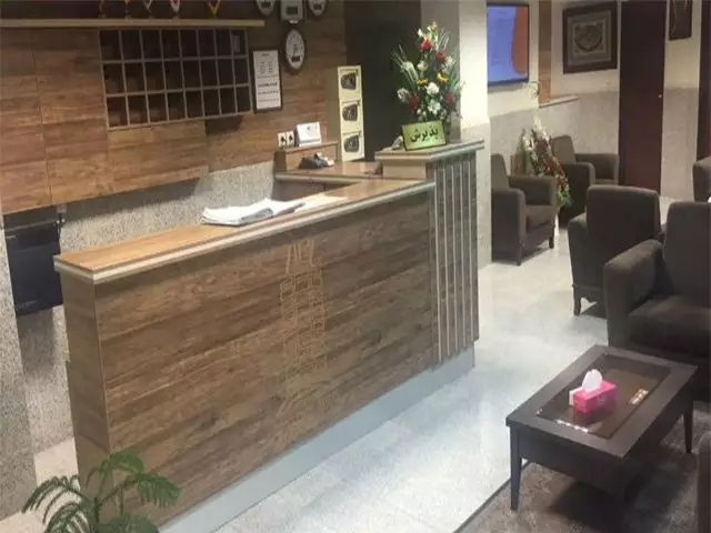 پذیرش هتل ایران پارک با کانتر چوبی