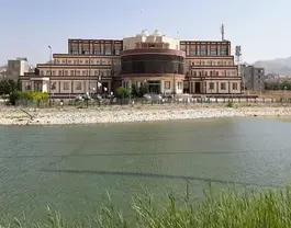 نمای هتل پیام در کنار رودخانه