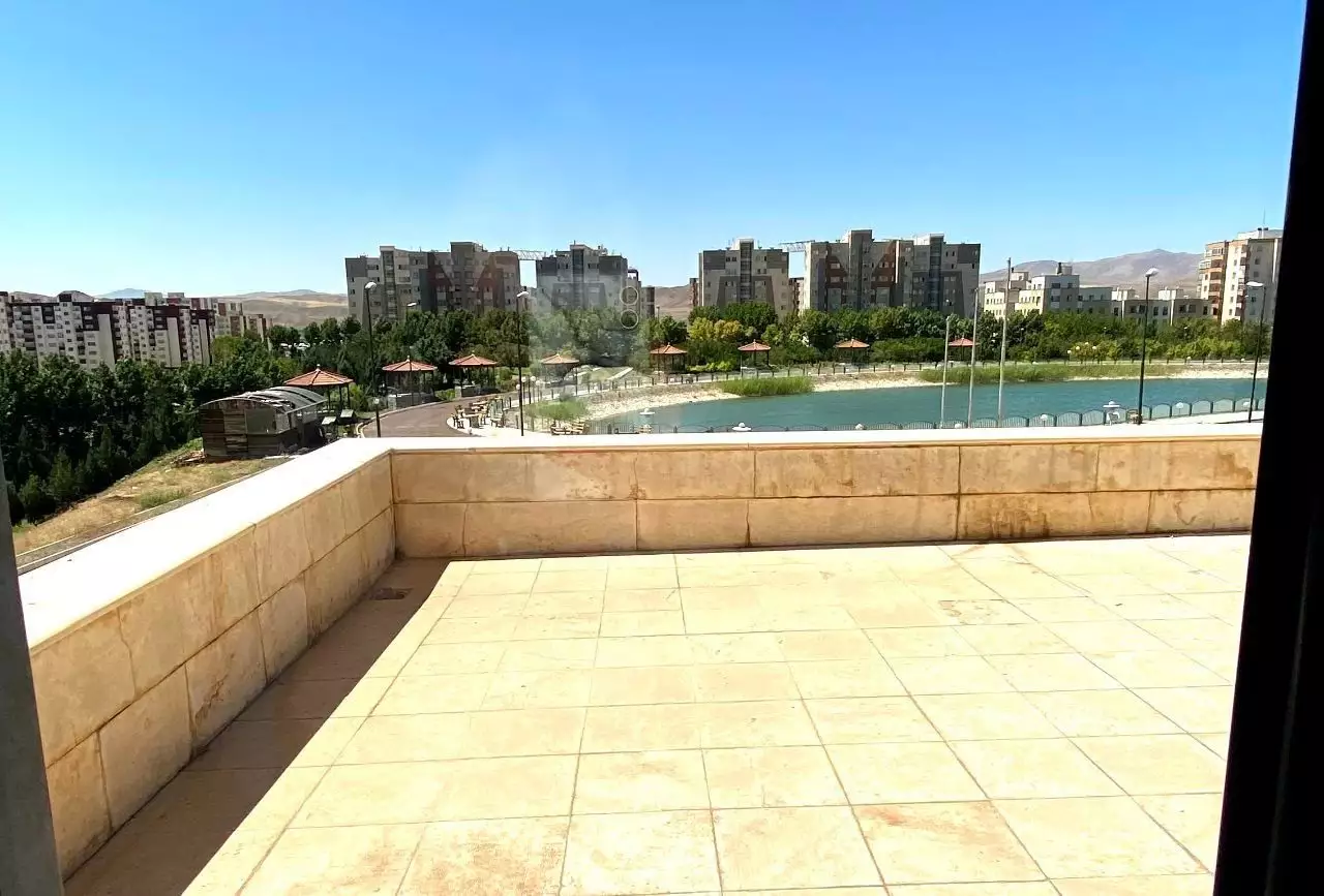 تراس سنگی هتل پیام با چشمانداز فضای سبز و شهر
