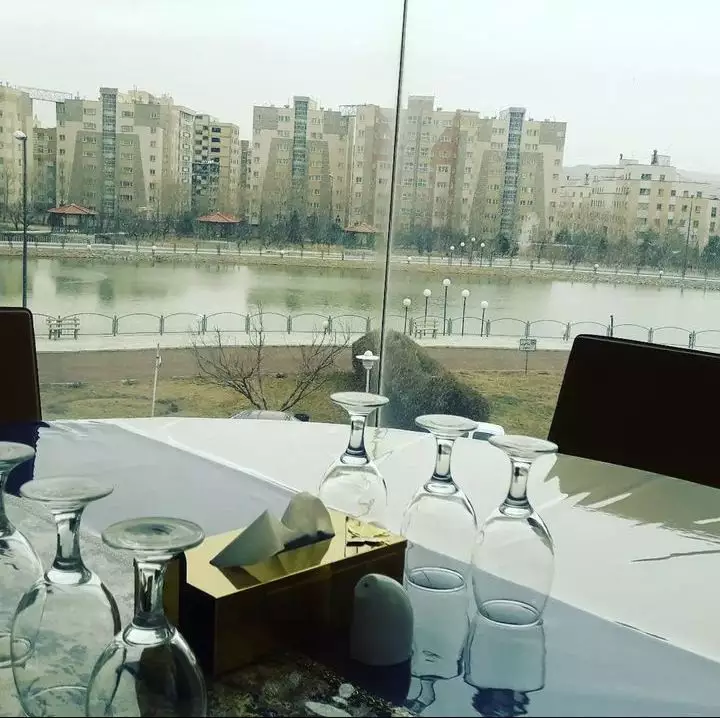 میز کنار پنجره با چشمانداز دریاچه در هتل پیام