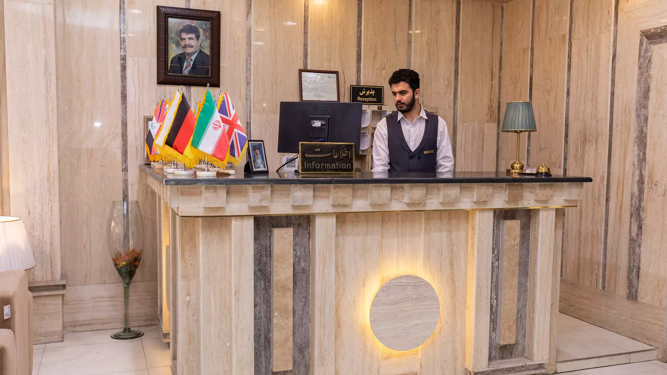 پذیرش هتل سپید با کارمند و پرچم‌ها