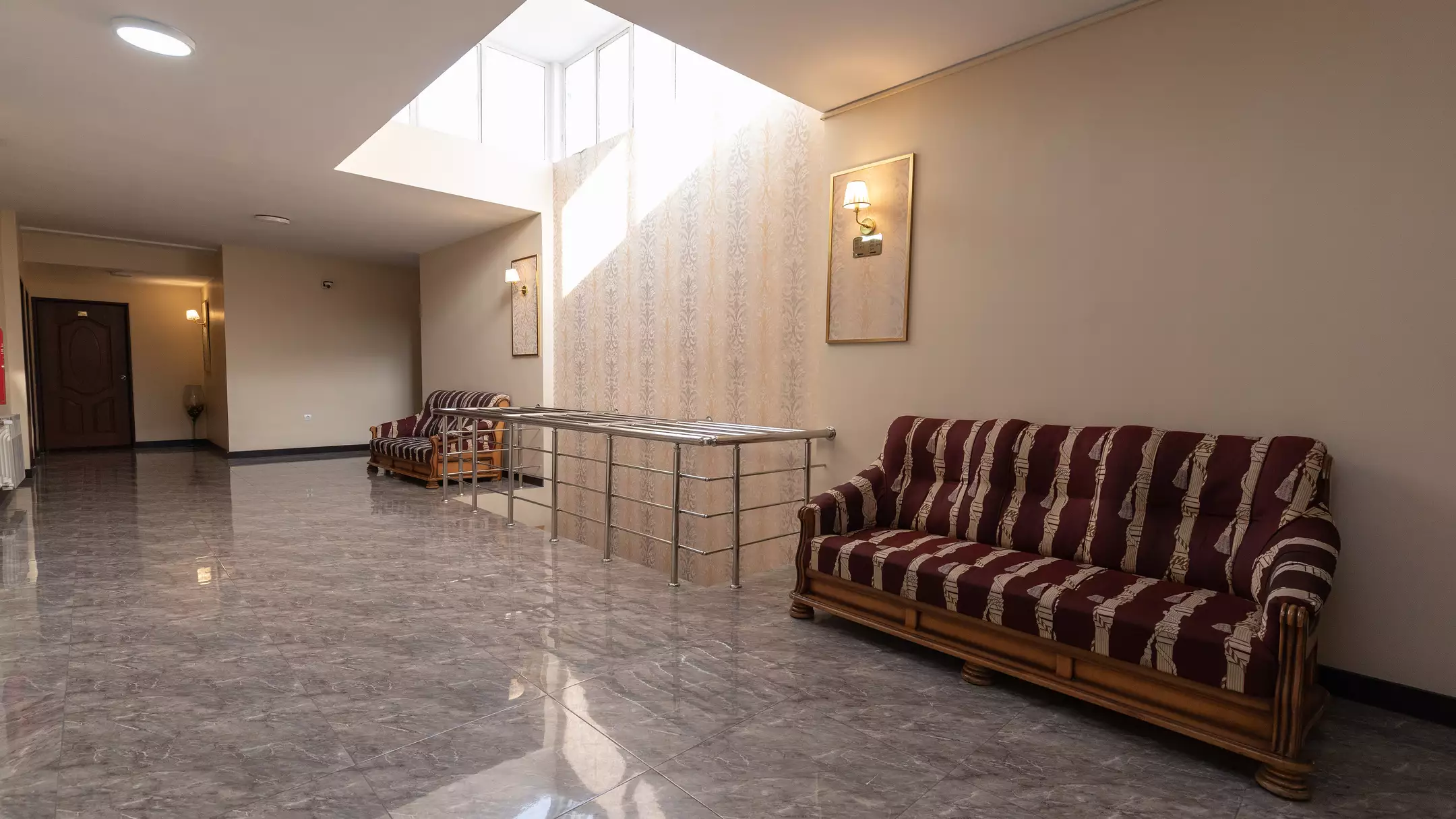 سالن انتظار هتل سپید با مبلمان راه‌راه