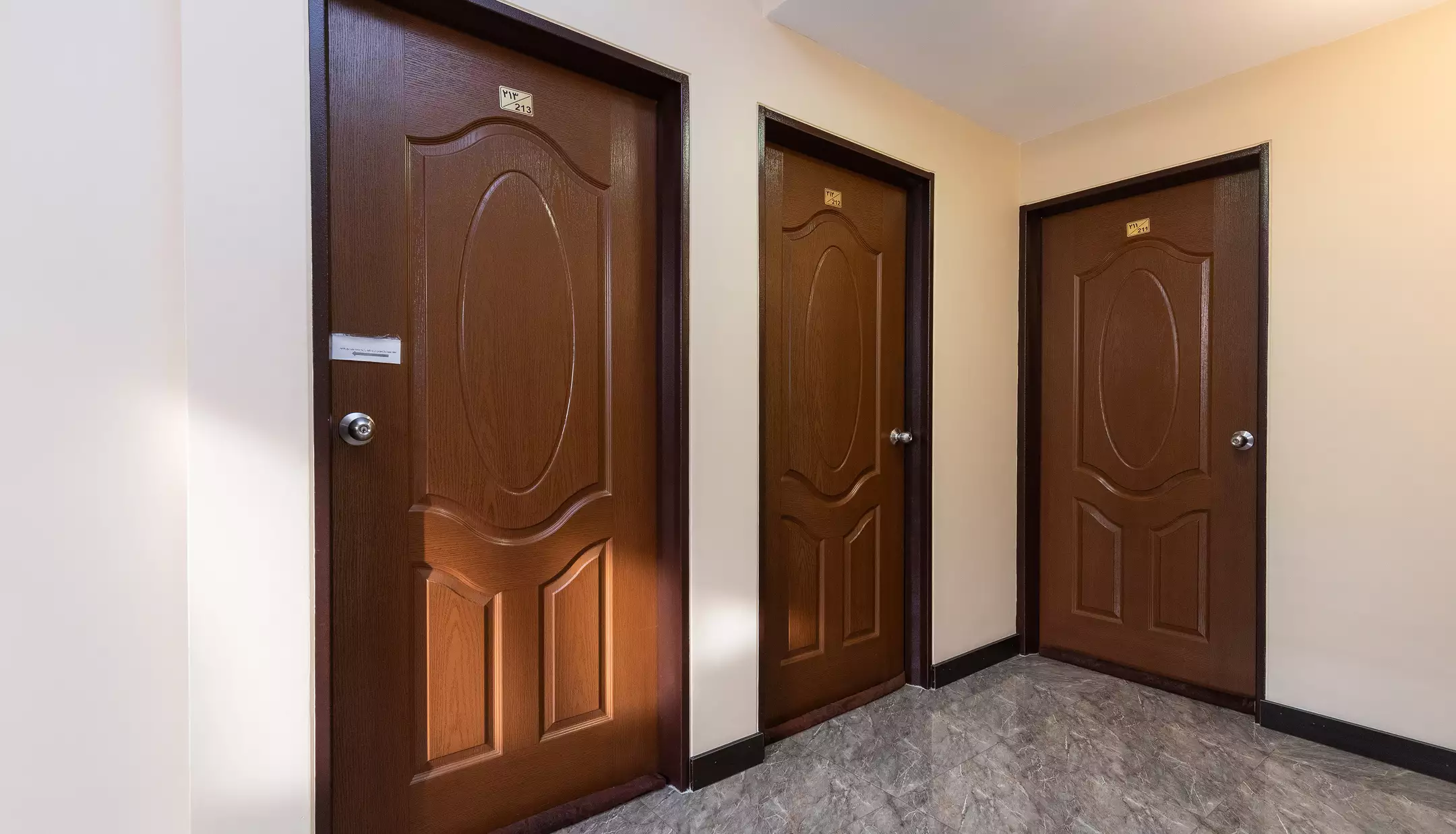 سه در چوبی اتاق‌ها در هتل سپید