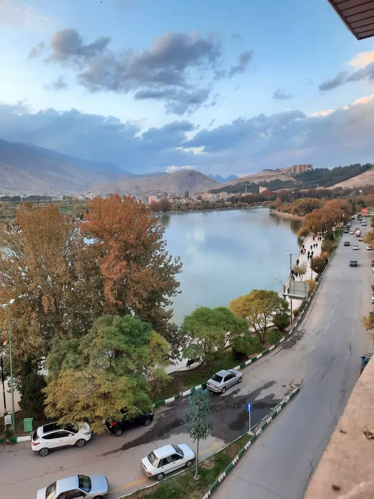 منظره دریاچه، جاده و کوهستان از هتل ارشیا