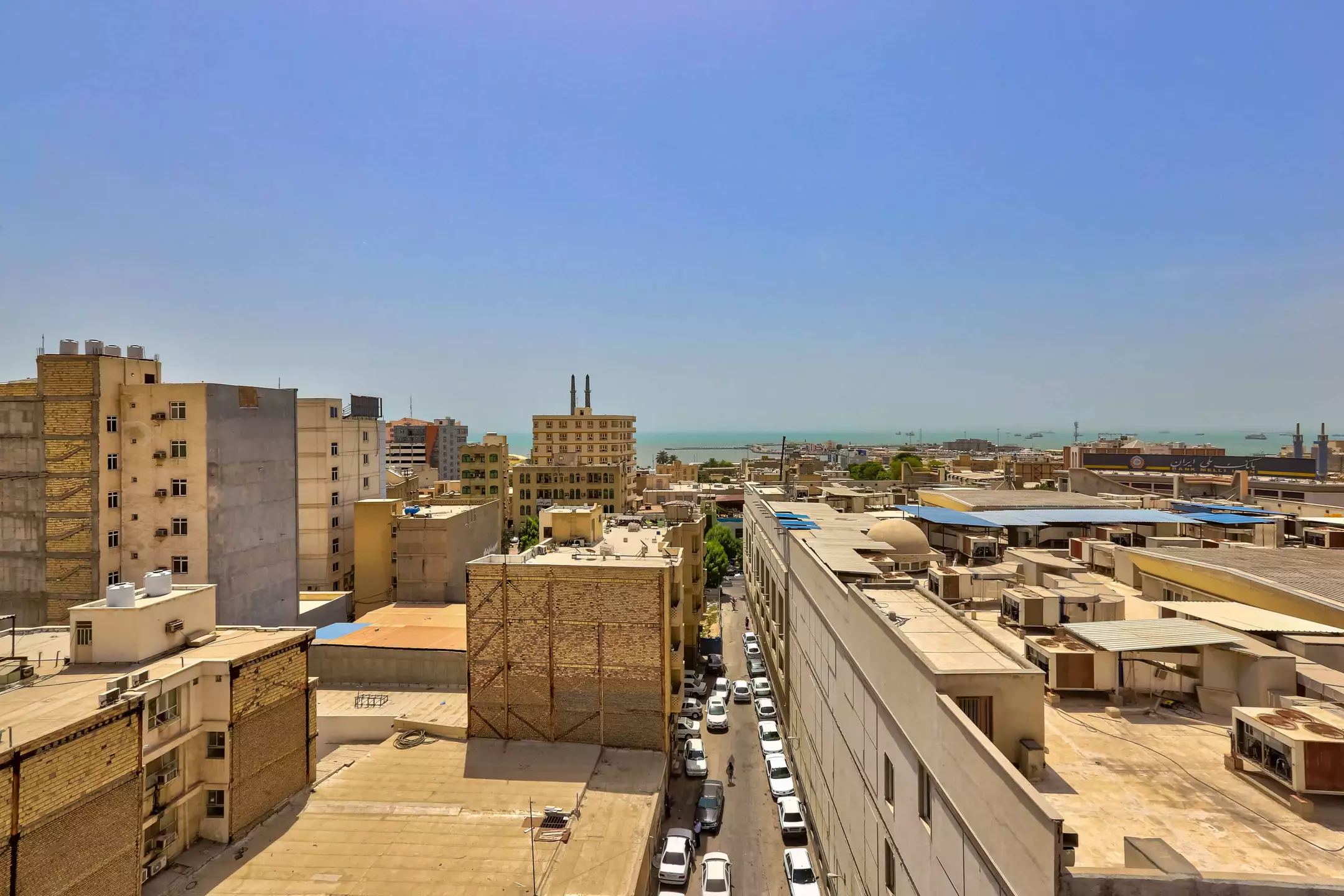 نمای شهر از پشت‌بام هتل آپادانا