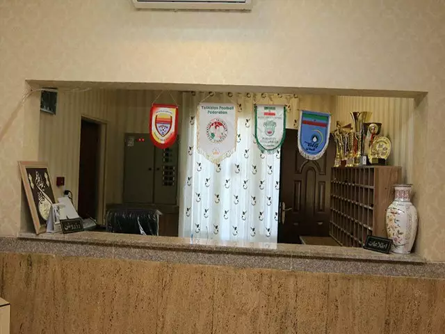 پذیرش هتل ورزش با جام‌ها و نشان‌های ورزشی