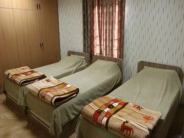 سه تخت یک‌نفره در هتل ورزش