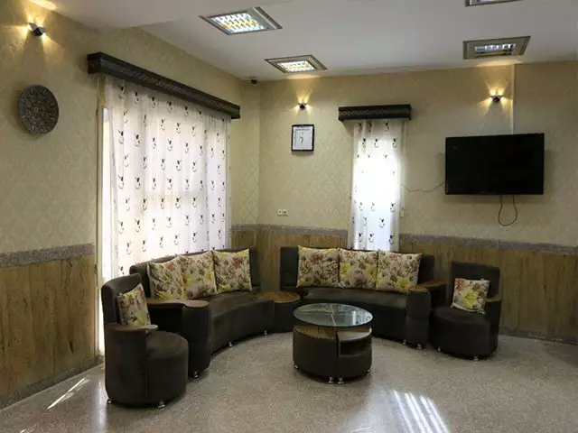 مبلمان و میز پذیرایی در اتاق نشیمن هتل ورزش