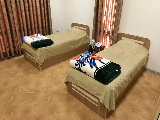 اتاق هتل ورزش با دو تخت یک‌نفره