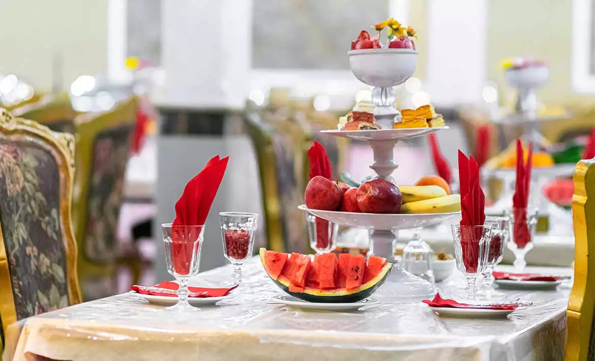 چیدمان میوه روی میز پذیرایی هتل نگین