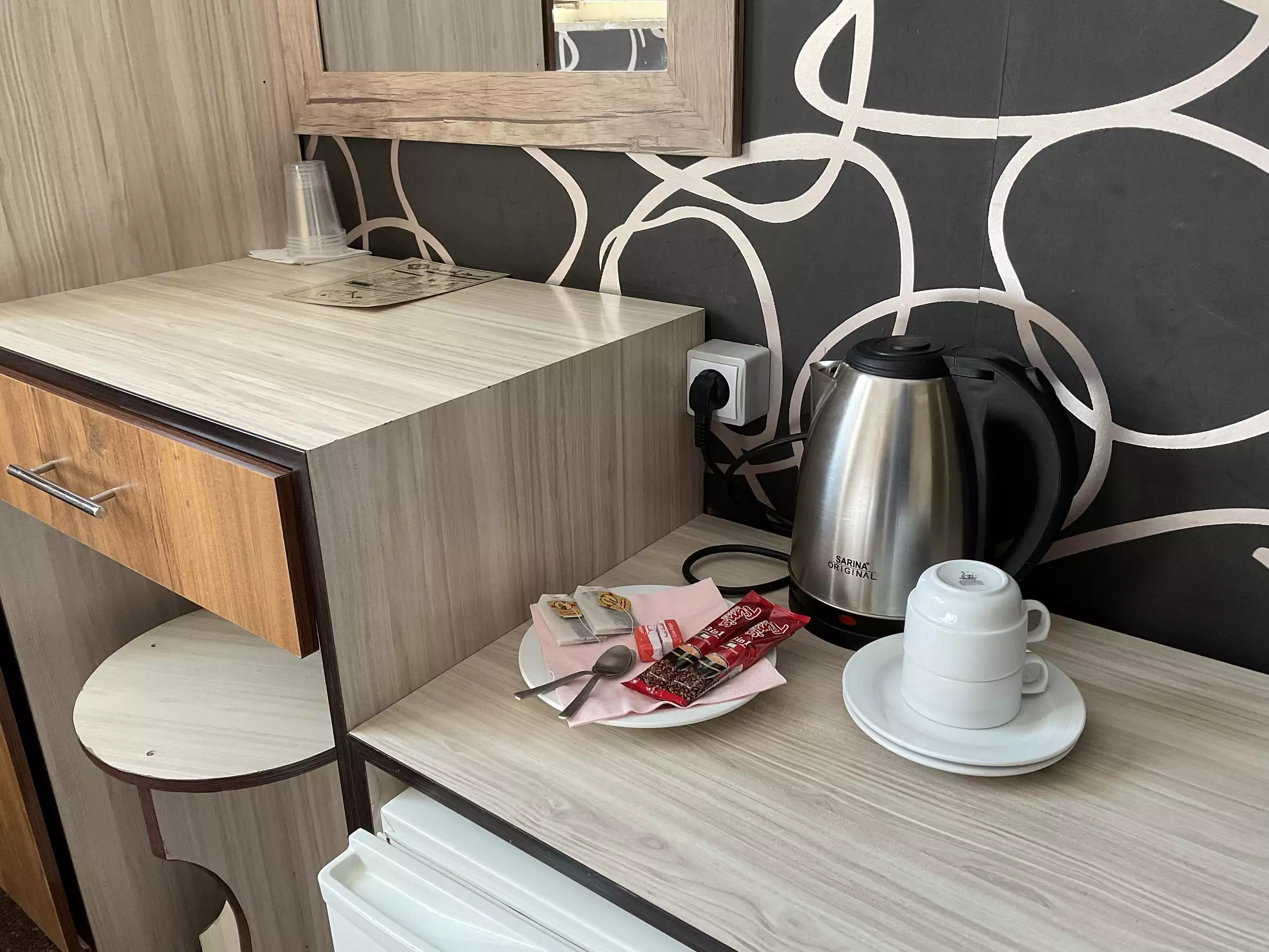 سینی چای و کتری برقی در اتاق هتل نگین