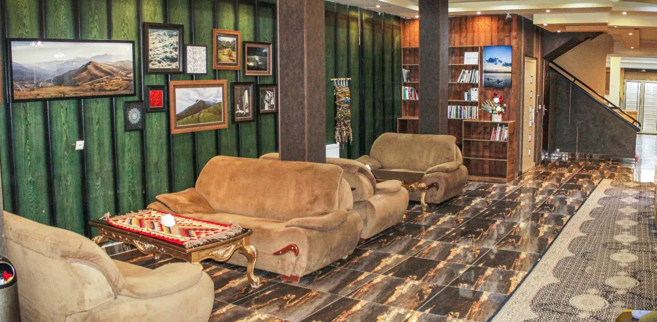 نگین، لابی با مبلمان و دیوار سبز