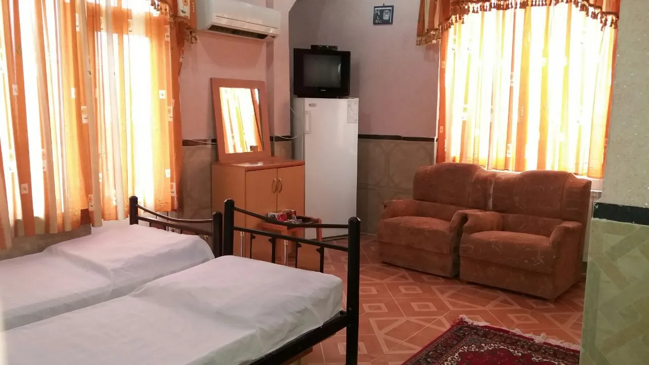 اتاق قصر با دو تخت و نشیمن