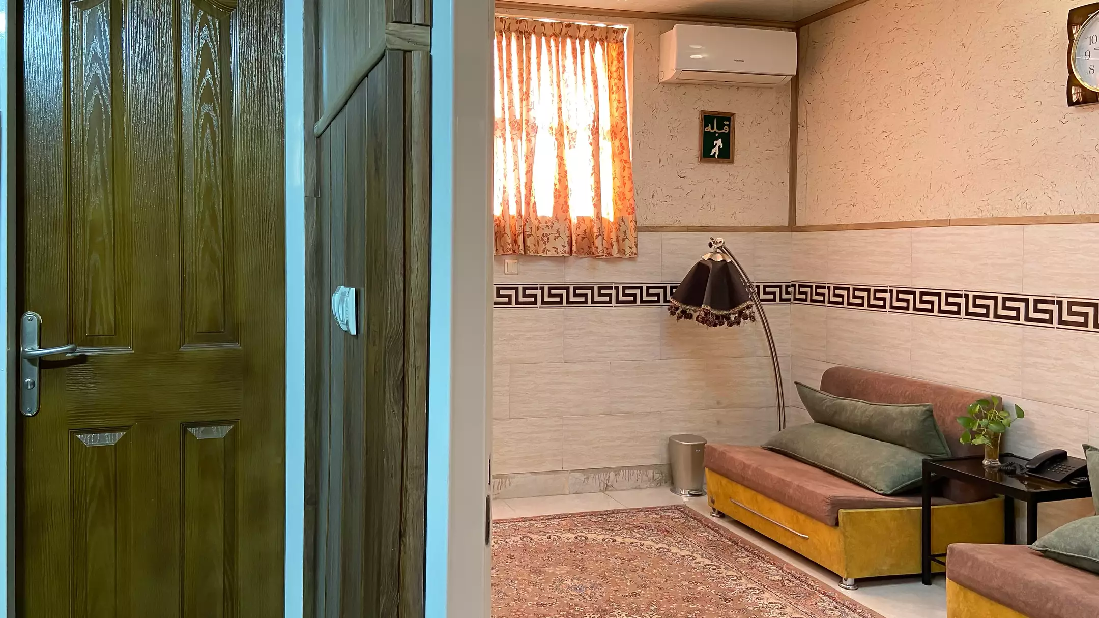 فضای نشیمن اتاق با مبل و پنجره در هتل هخامنشیان پارتاک