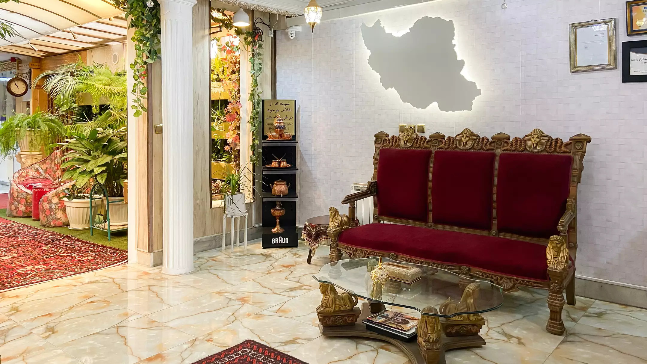 مبلمان سلطنتی قرمز در لابی هخامنشیان پارتاک