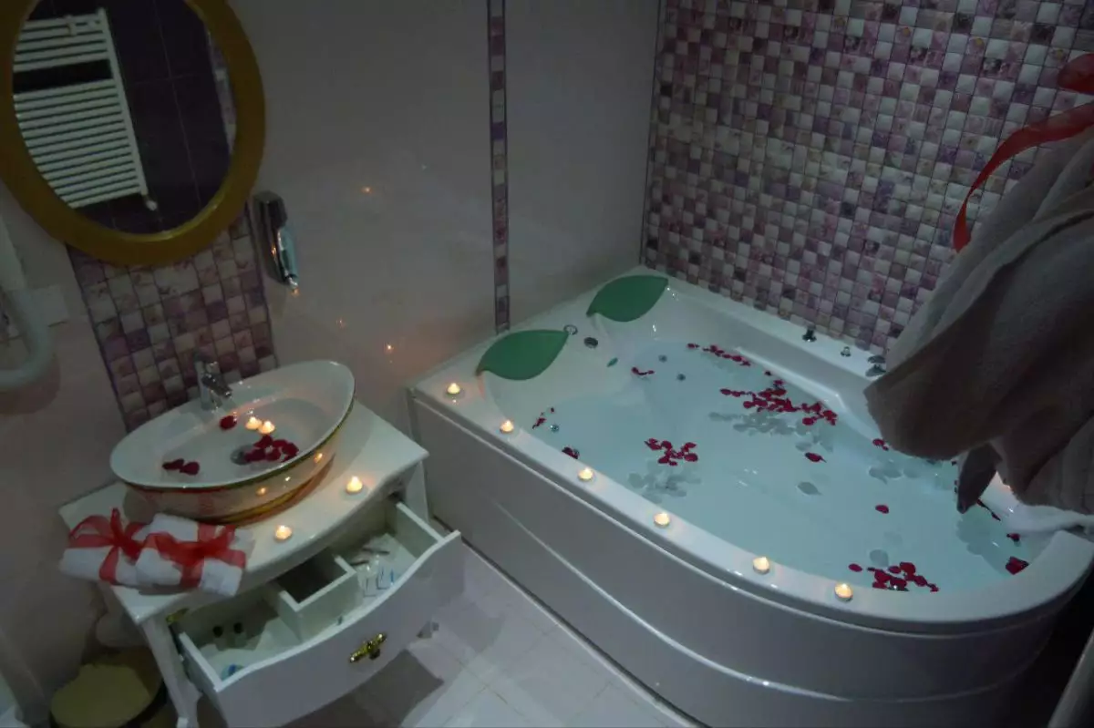 وان و روشویی حمام با گلبرگ و شمع