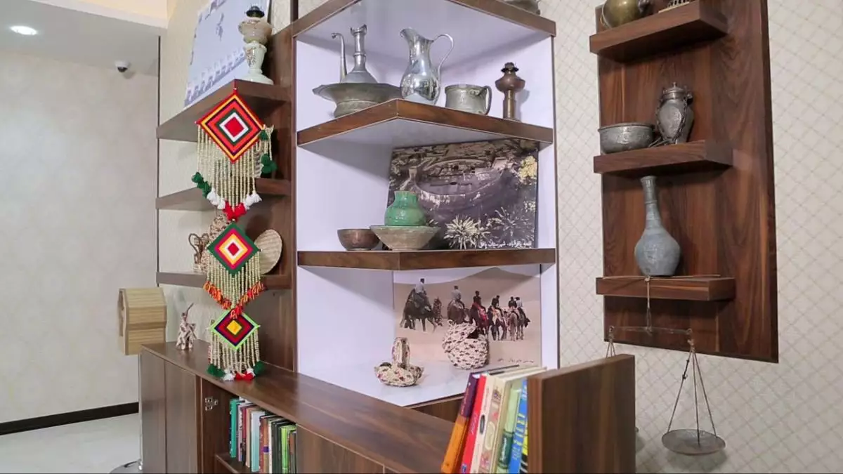 قفسه دکوری با ظروف و صنایع‌دستی هتل علمدار