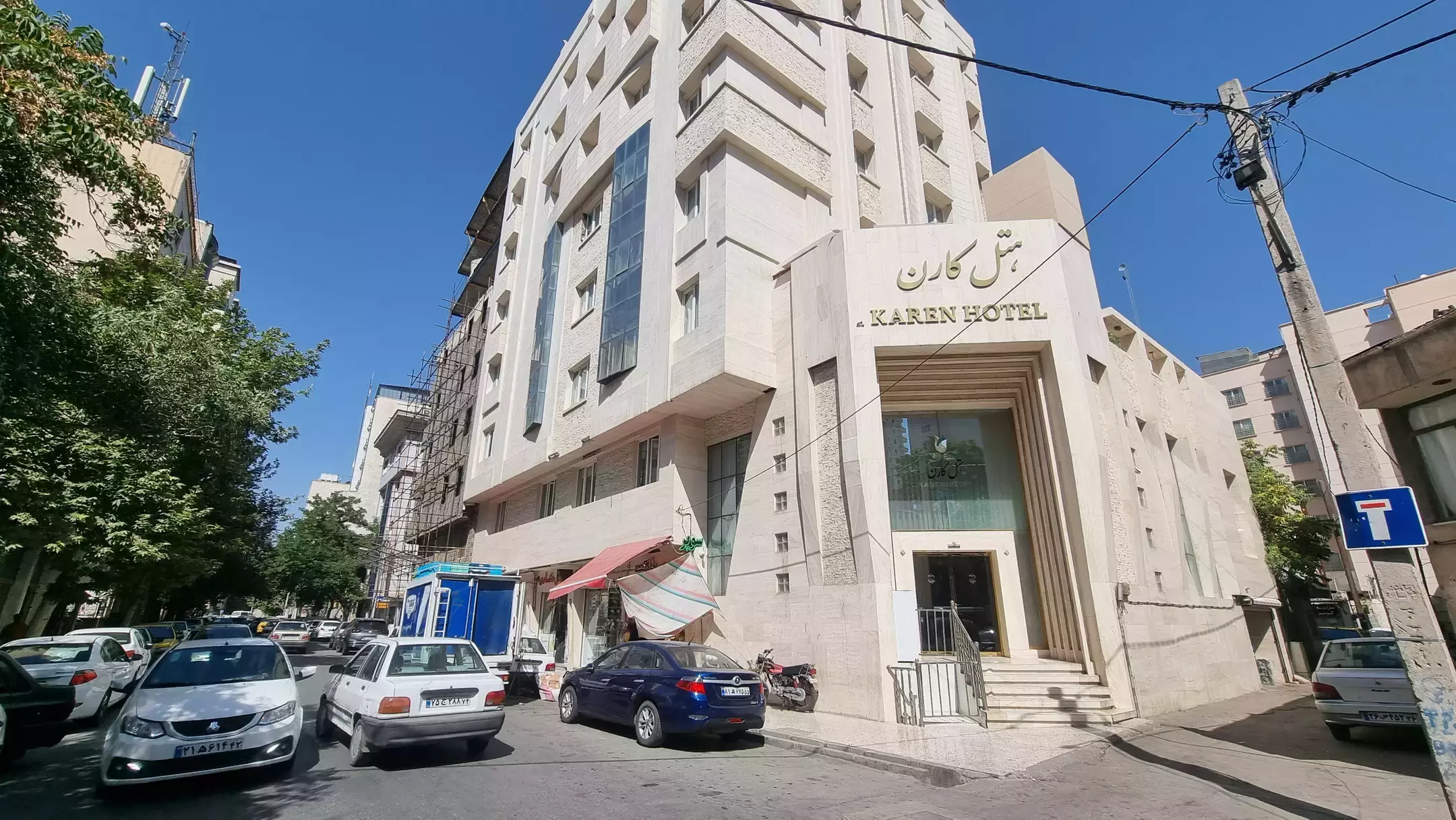 نمای بیرونی هتل کارن در خیابان