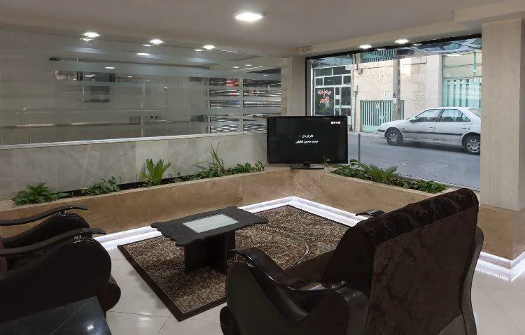 مبلمان و میز در لابی هتل گل نرگس