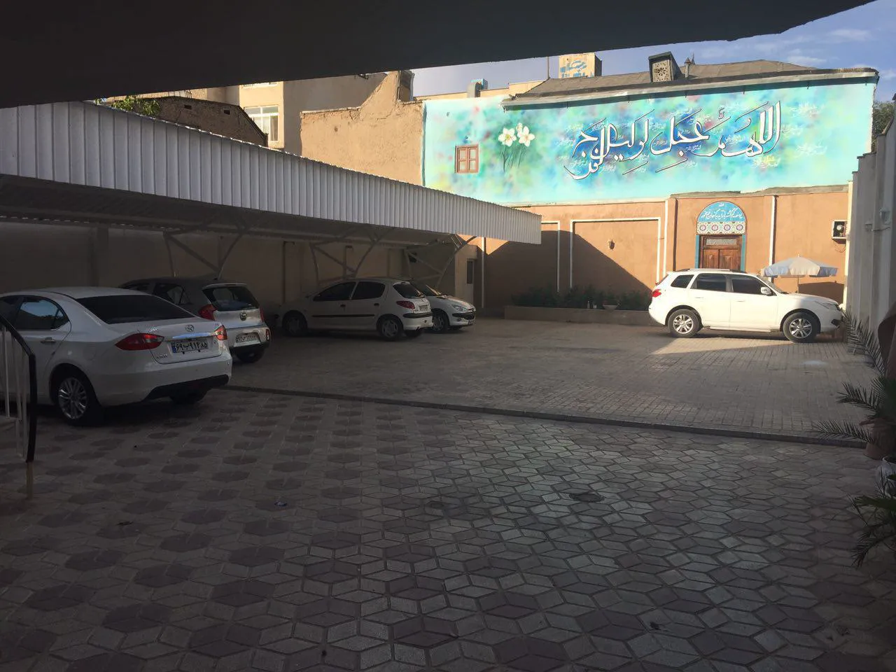 پارکینگ مسقف هتل گل نرگس با چند خودرو