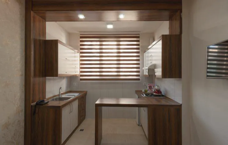 آشپزخانه با کابینتهای چوبی گل نرگس
