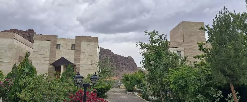 نمای سنگی ویلاهای کوهستانی ارس در دامنه کوه