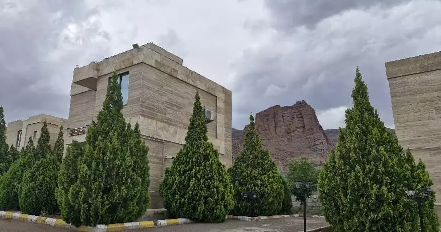 ساختمان سنگی ویلاهای کوهستانی ارس میان درختان سرو