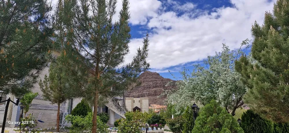 ساختمان ویلاهای کوهستانی ارس میان درختان و کوه