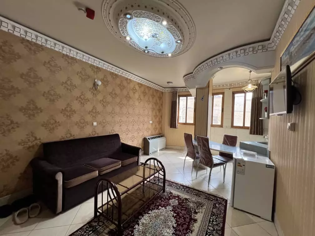نشیمن هتل قصر با مبل و میز غذاخوری