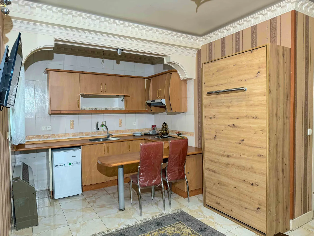 آشپزخانه چوبی و میز غذاخوری هتل قصر