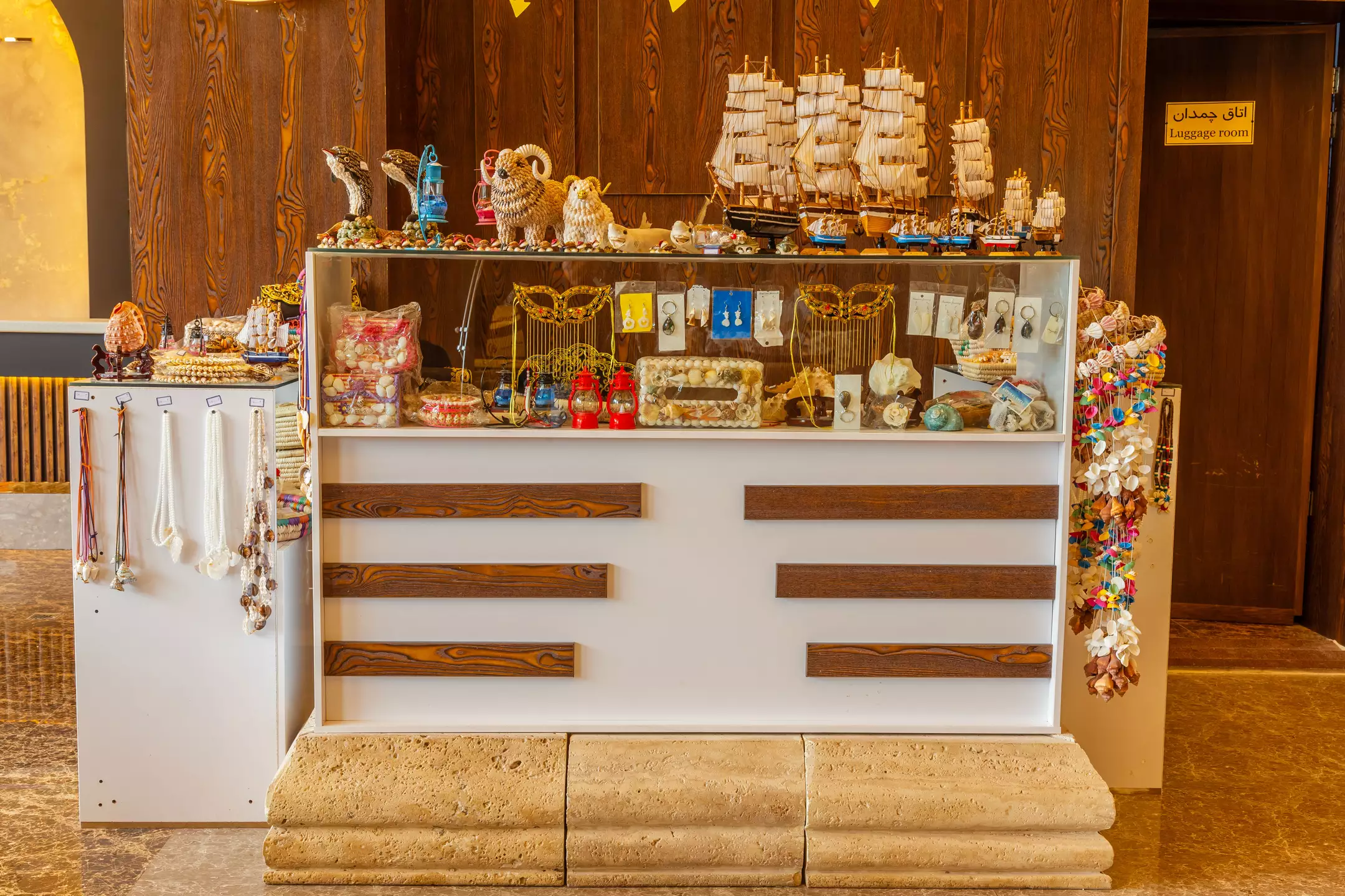 ویترین سوغات و صنایع‌دستی هتل آرتا