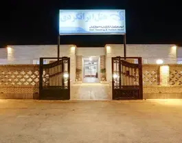 ورودی شبانه هتل جهانگردی با تابلوی روشن