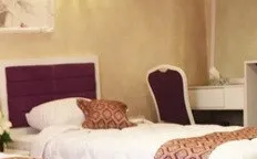 تخت دونفره با تاج‌بنفش در هتل آرامش