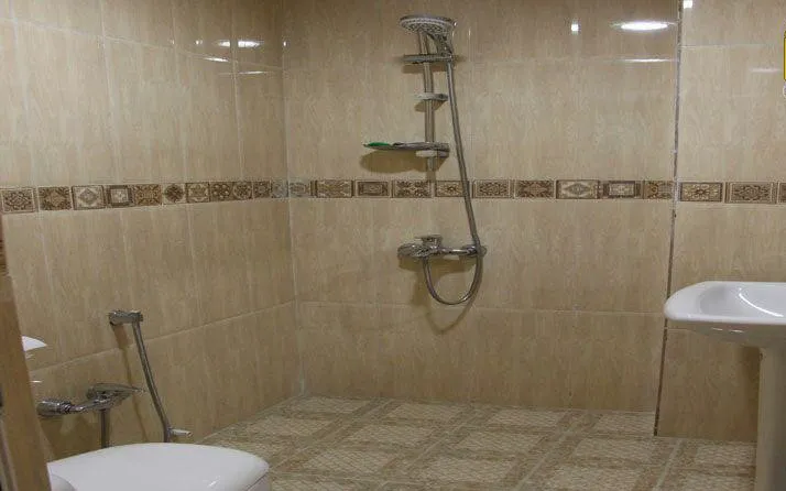 دوش و کف‌شور حمام هتل طبیب شوشتری
