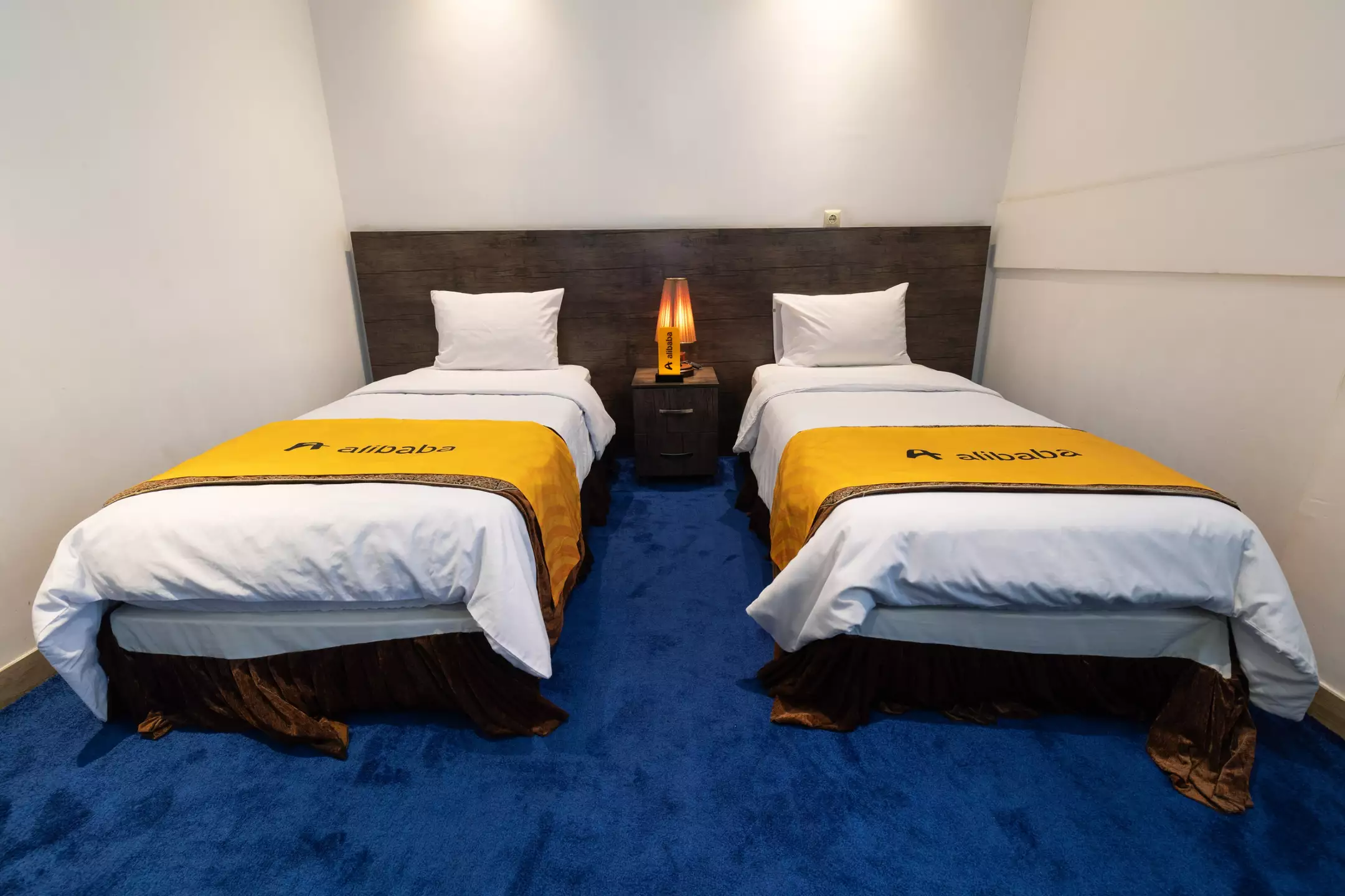 اتاق دوتخته هتل ابریشمی با فرش آبی