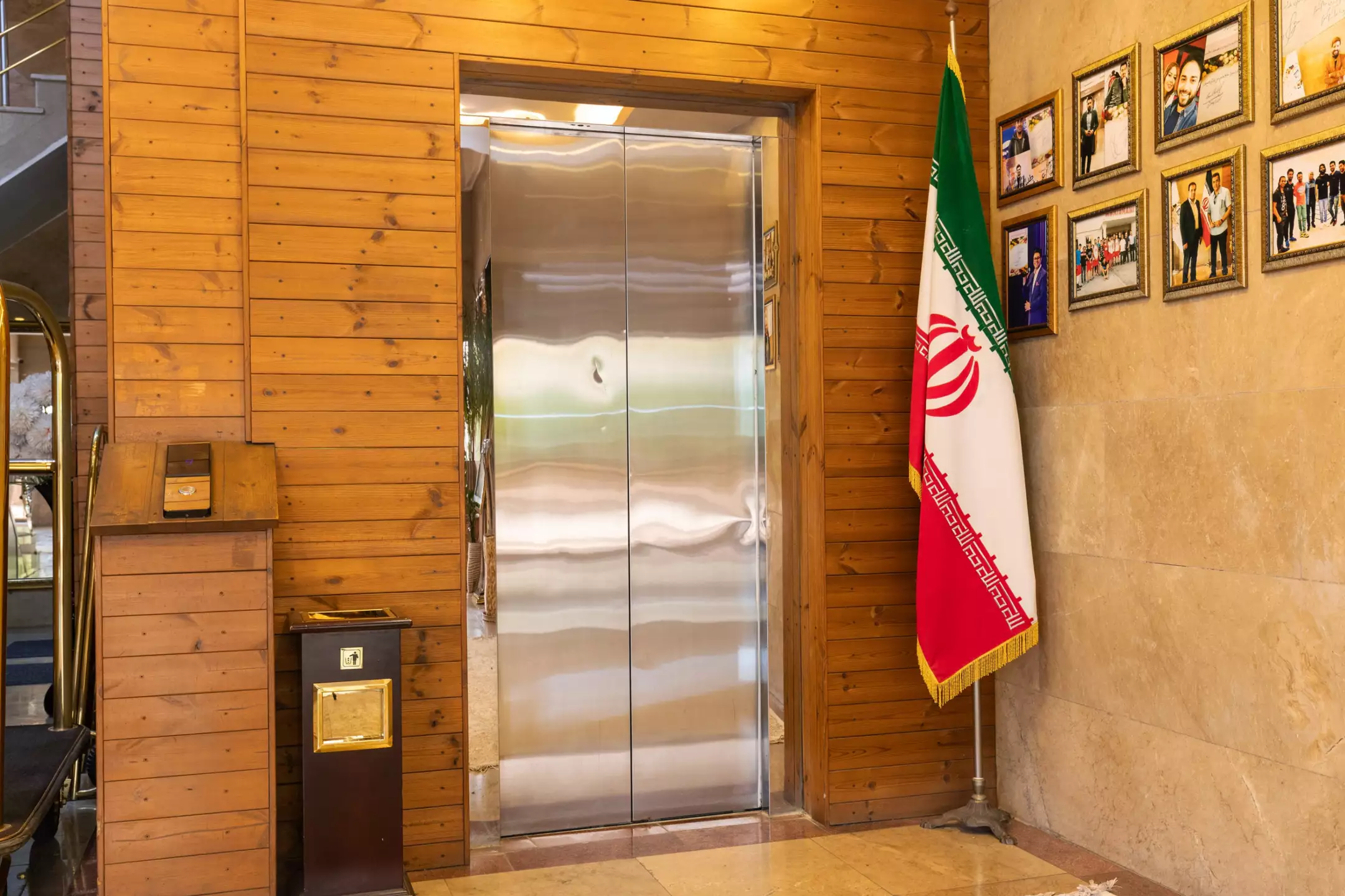 آسانسور و پرچم ایران در هتل ابریشمی