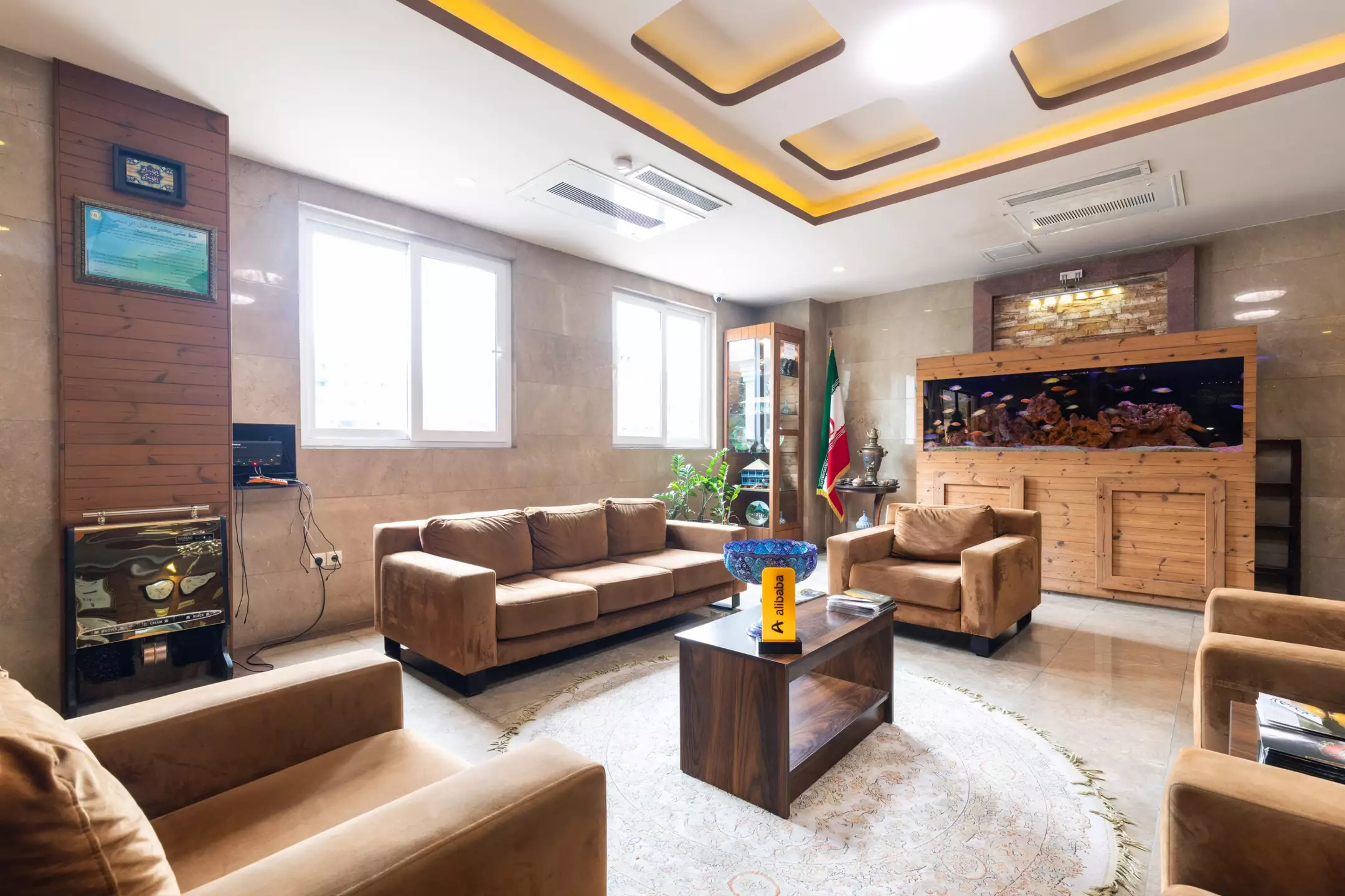 مبلمان نشیمن و آکواریوم در لابی هتل ابریشمی