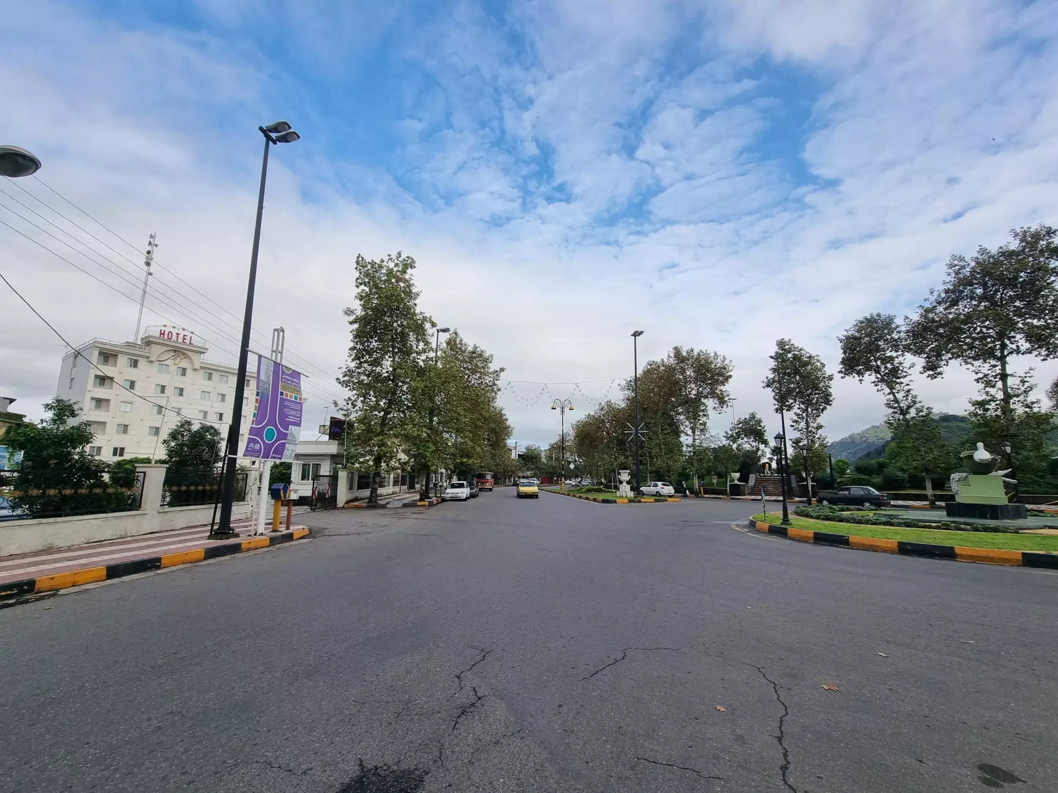 نمای خیابان و محوطه درخت‌کاری‌شده هتل ابریشمی