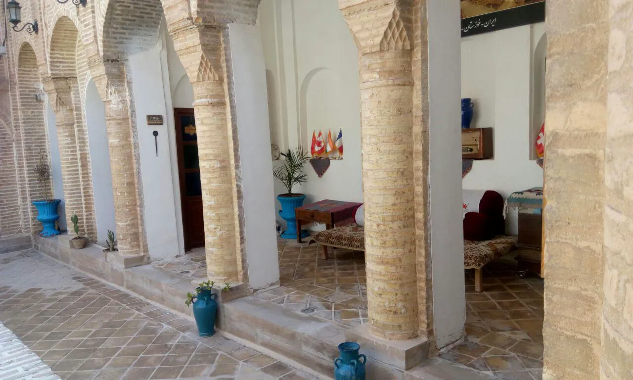 ایوان آجری عمارت افضل با طاق‌های قوسی