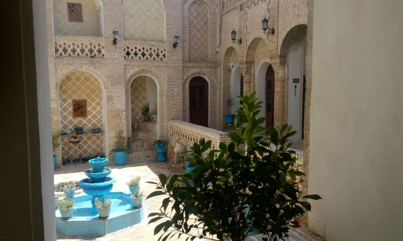 حیاط سنتی عمارت افضل با حوض و فواره آبی