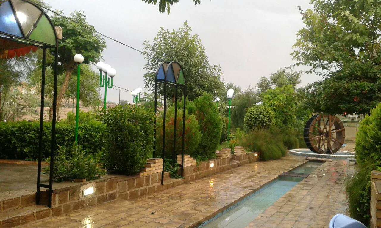 مسیر سنگ‌فرش و آب‌نمای باغ عمارت افضل