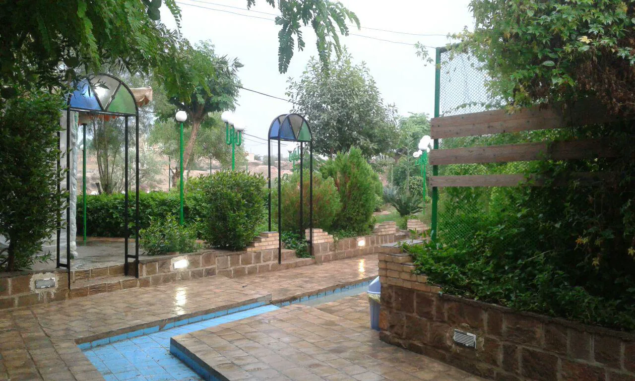 مسیر سنگ‌فرش‌شده و فضای سبز عمارت افضل