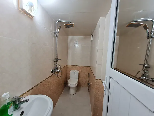 حمام عمارت افضل با دوش و سرویس بهداشتی