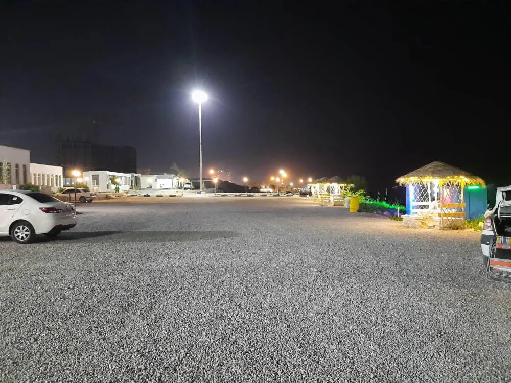 محوطه پارکینگ باغ ایران زمین در شب