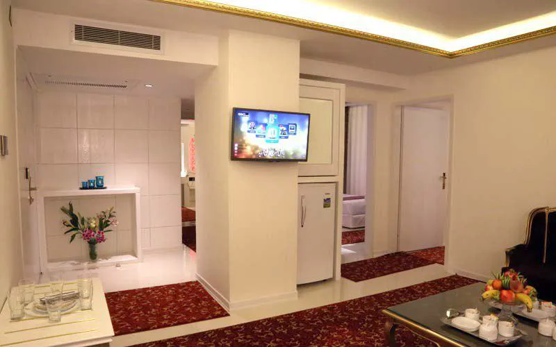 فضای داخلی اتاق هتل بشری با تلویزیون و یخچال